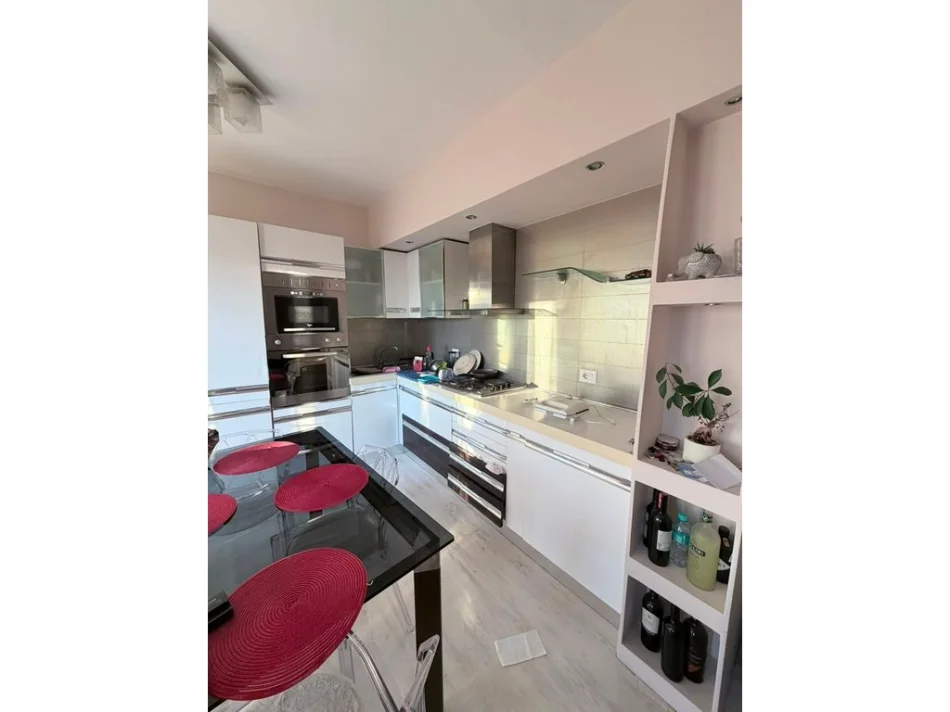 Tirana, affitto appartamento 1+1 al 8° piano, 76 m² a 640 € (Brryli)