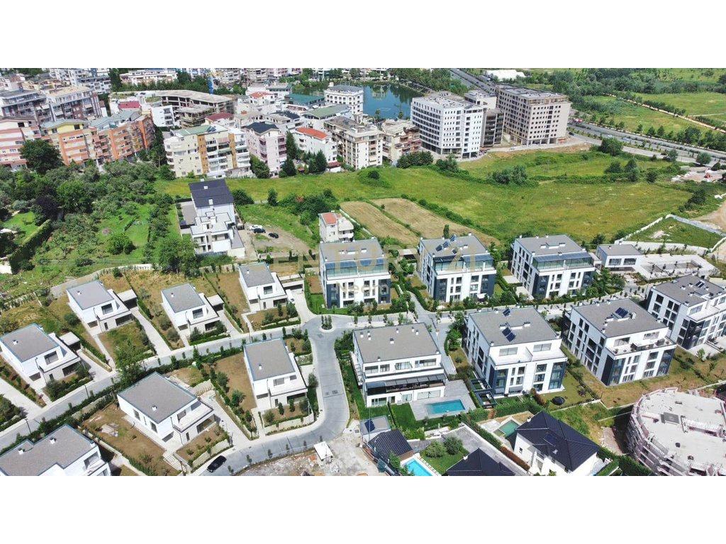 JEPET ME QERA APARTAMENT 3+1+2+OBORR+2 POSTE PARKIMI, LIQENI