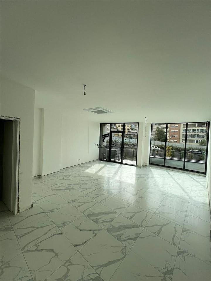ZYRE ME QERA 63 M2 LAKE VIEW 1.000 EURO