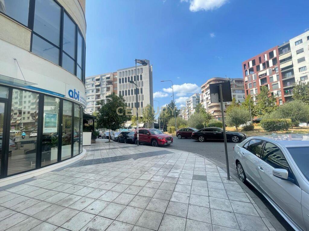 Astir,rruge kryesore shitet ambient komercial