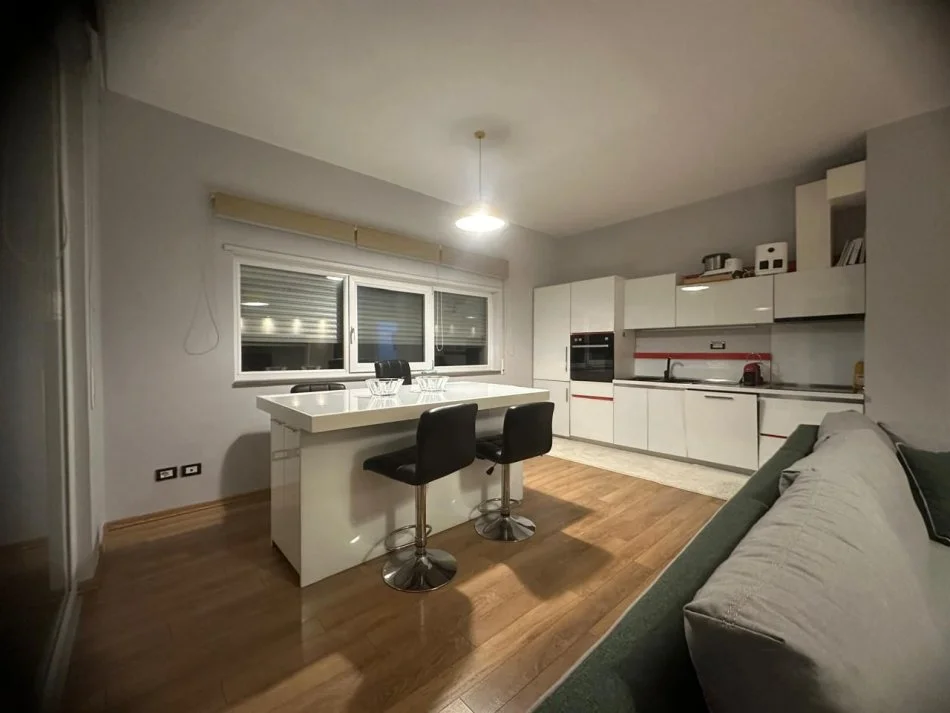 Tirana, Apartment for Rent 2+1 with Balcony, 6th Floor, 100 m², €1,500 (Monthly Rent)