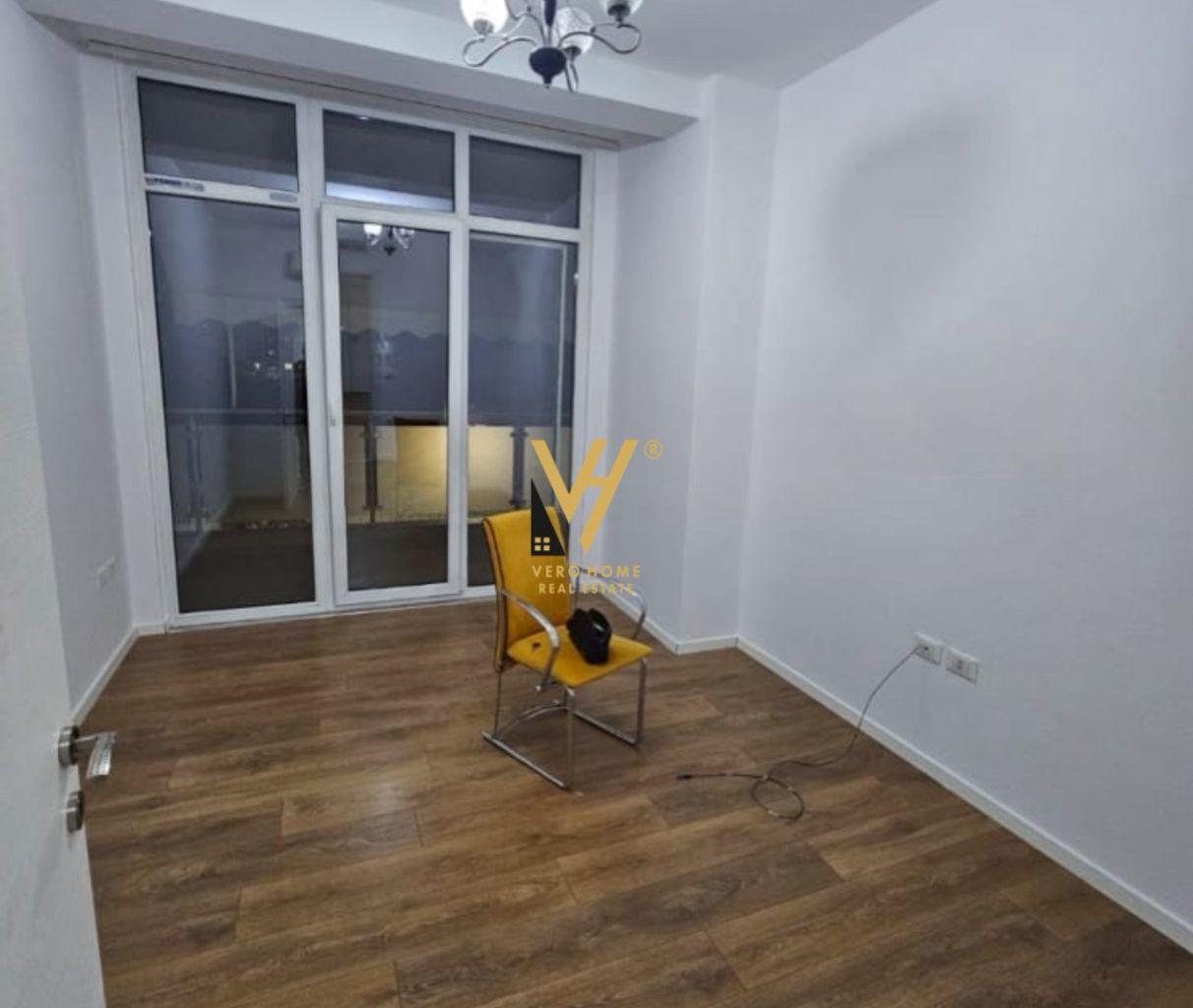 JEPET ZYRE 166 M2 ME QERA TE KOMUNA PARISIT