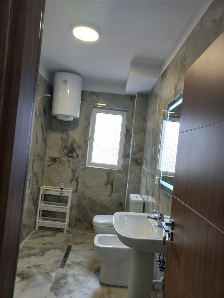 Zyra con affitto di 60 m², prezzo 40.000 lekë