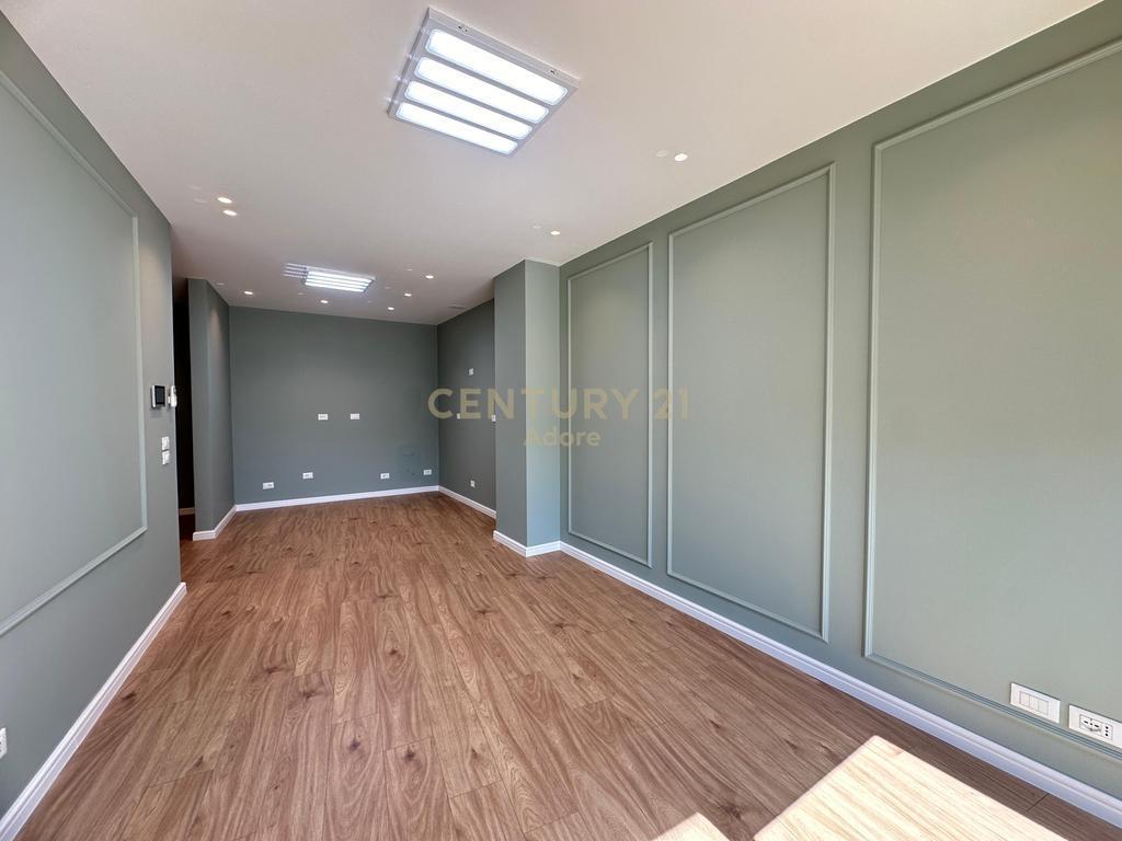 Office + 2 Parking Spaces for Rent at Lake View!