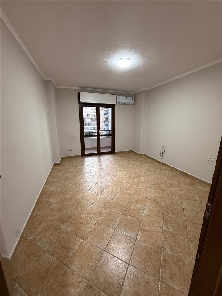 ZYRE ME QERA 165 M2 KOMUNA E PARISIT 1.200 EURO
