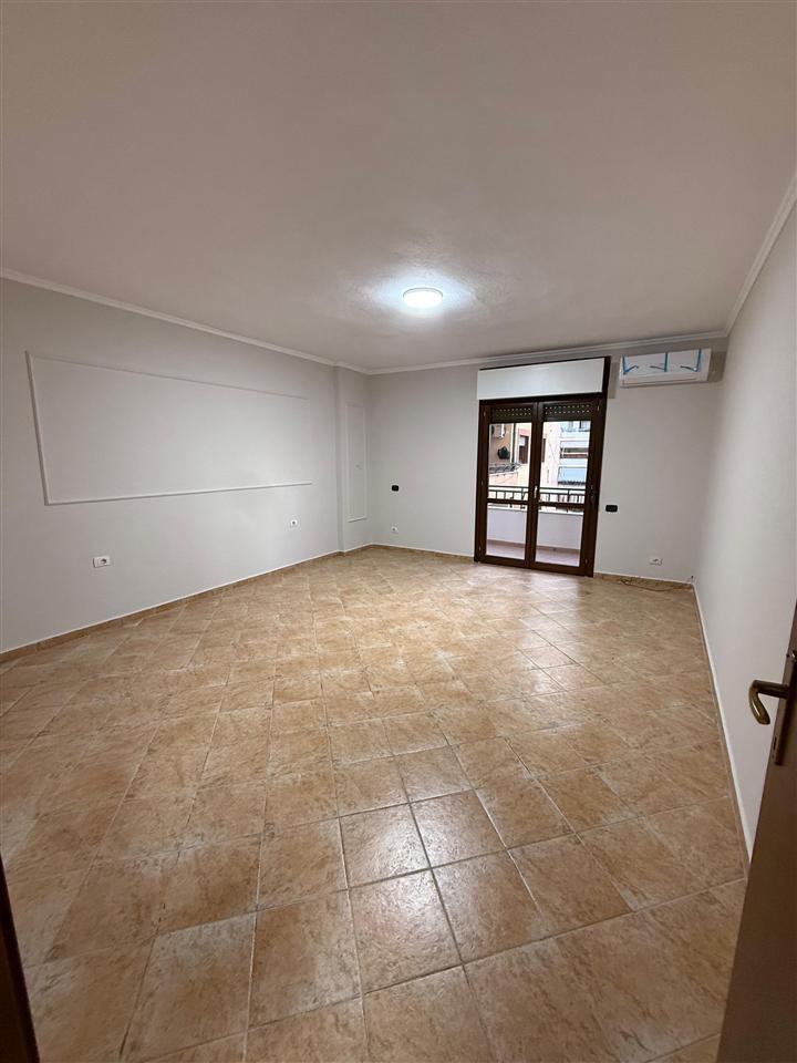 ZYRE ME QERA 165 M2 KOMUNA E PARISIT 1.200 EURO