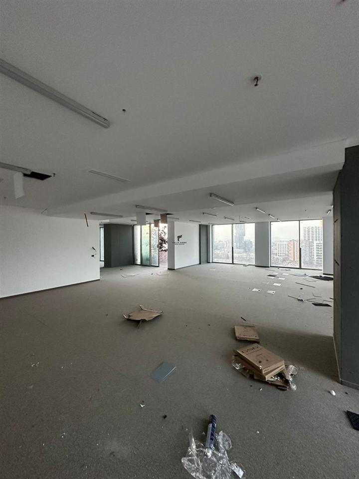 ZYRE ME QERA 263 M2 DOWNTOWN TIRANA 9.200 EURO