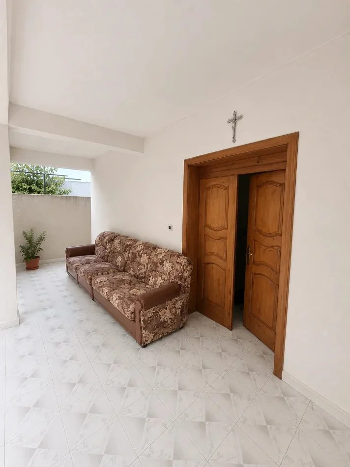 Tirane, vendesi appartamento 3+1 Piano 1, 140 m² 200.000 € (500 m larga QSUT)