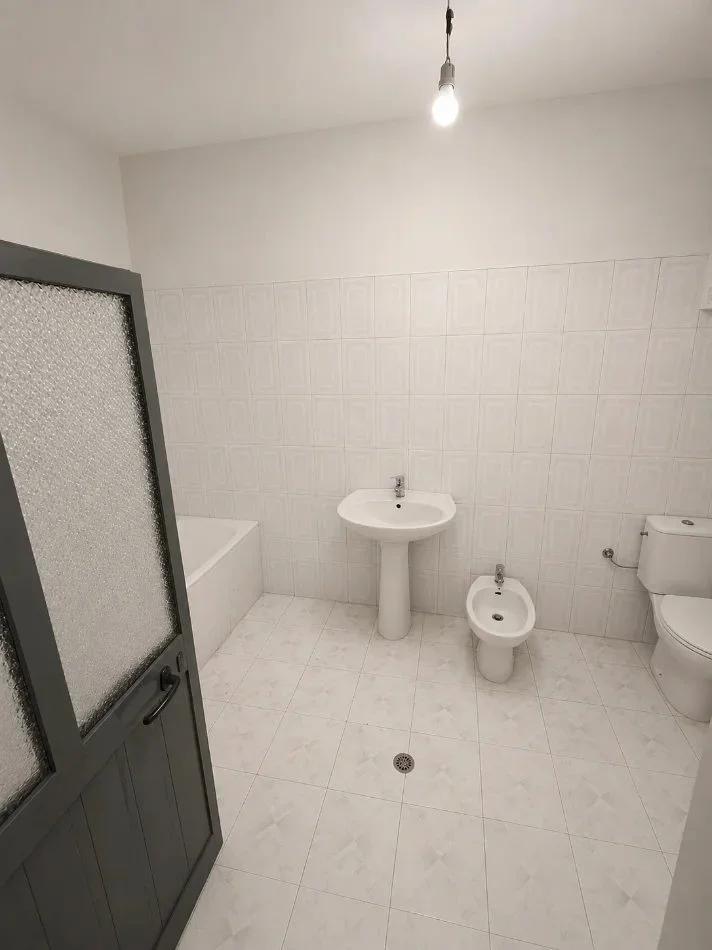 Tirane, vendesi appartamento 3+1 Piano 1, 140 m² 200.000 € (500 m larga QSUT)