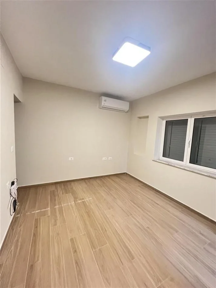 Tirane, jepet me qera zyre Kati 1, 50 m² 600 € (SHESHI WILLSON)
