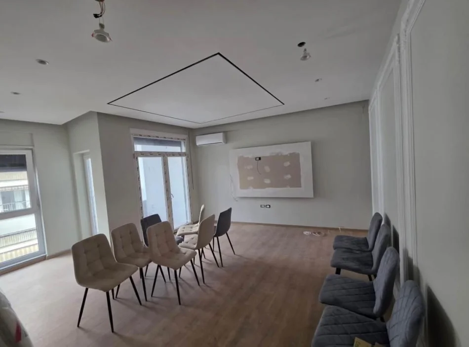 Tirane, vendesi appartamento 2+1 Piano 6, 189.000 € (Concord Center)