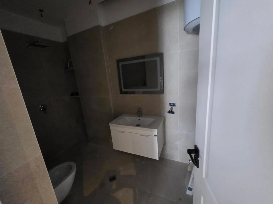 Tirane, vendesi appartamento 2+1 Piano 6, 189.000 € (Concord Center)