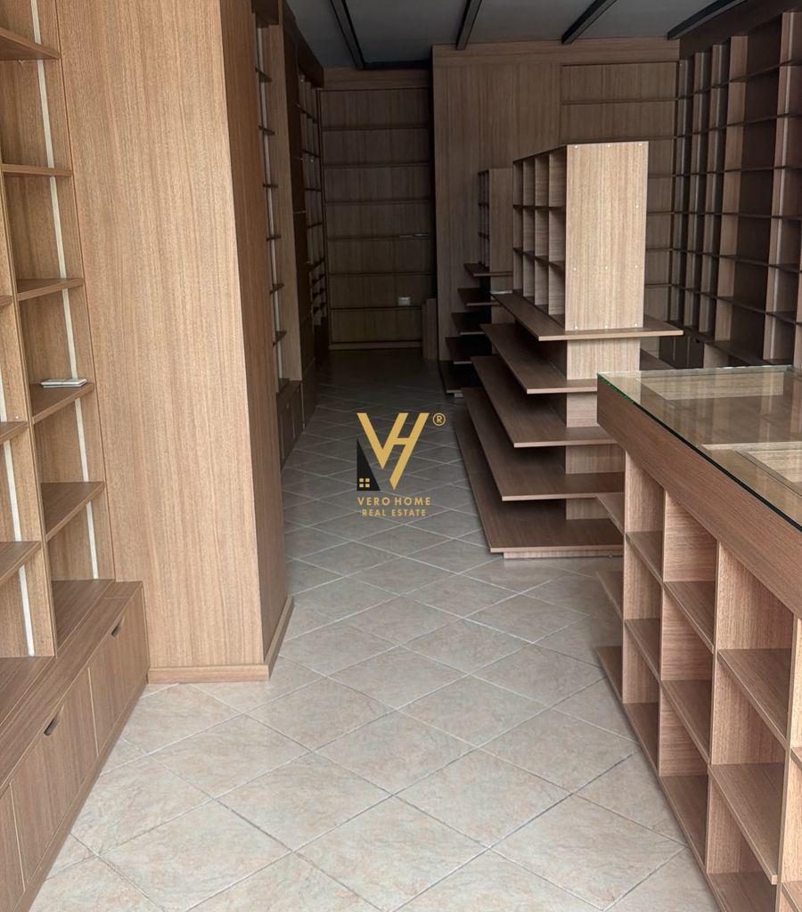 JEPET AMBIENT BIZNESI 54 M2 ME QERA TE TOPTANI 150.000 LEKE