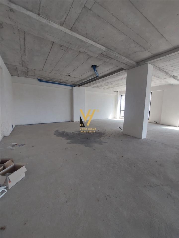 JEPET ZYRE 200 M2 ME QERA TE RRUGA E DIBRES 1.500 EURO