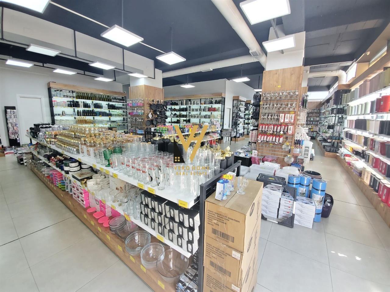 SHITET AMBIENT KOMERCIAL 413 M2 TE KOM.PARISIT 1.600.000 EUR