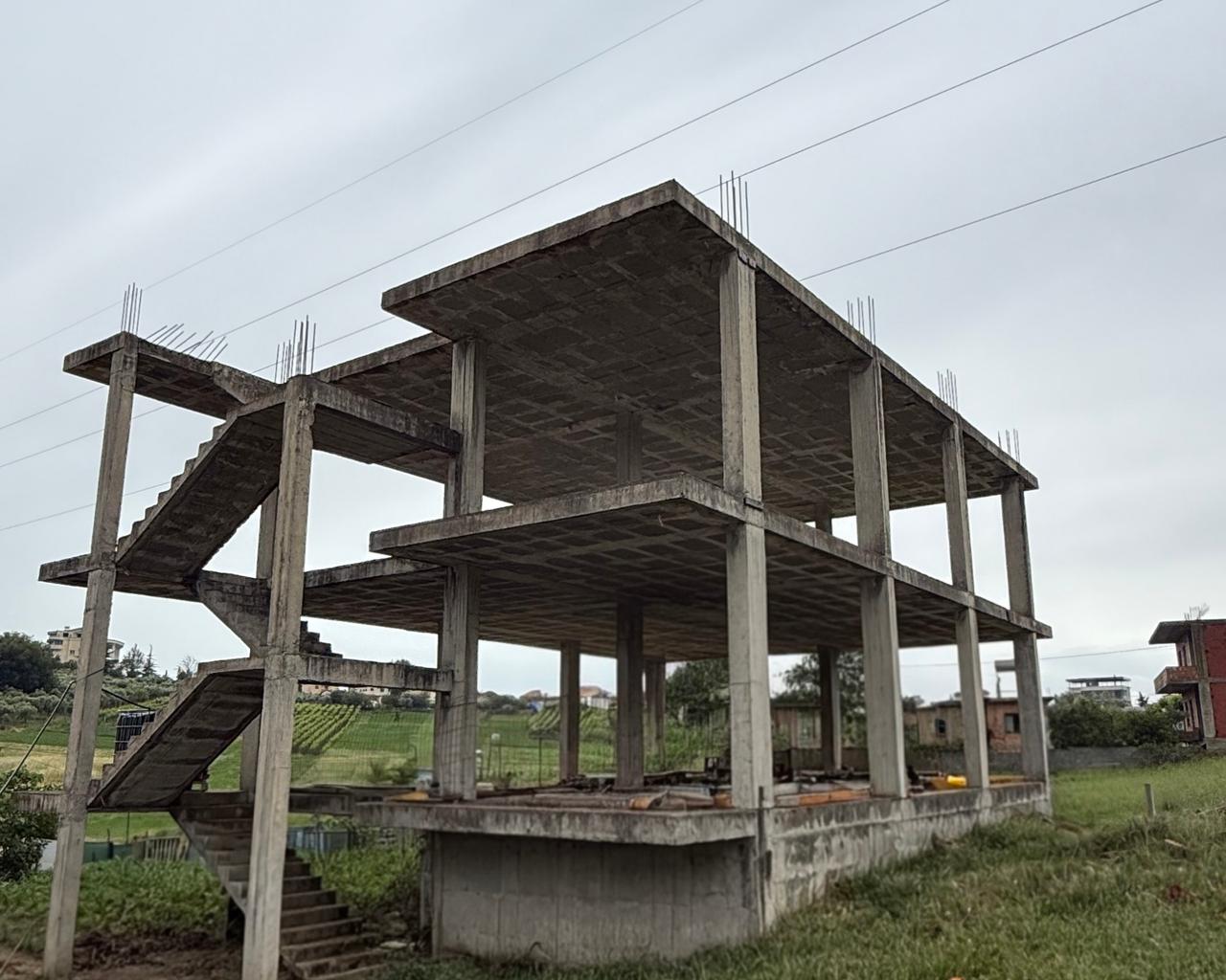 Shitet Shtepi karabina 3 kateshe në Arapaj Durrës