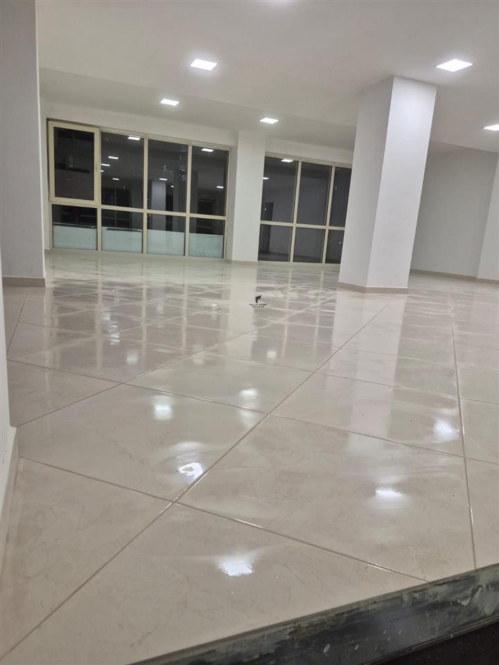 ZYRE ME QERA 260 M2 BULEVARDI RI 2600 EURO