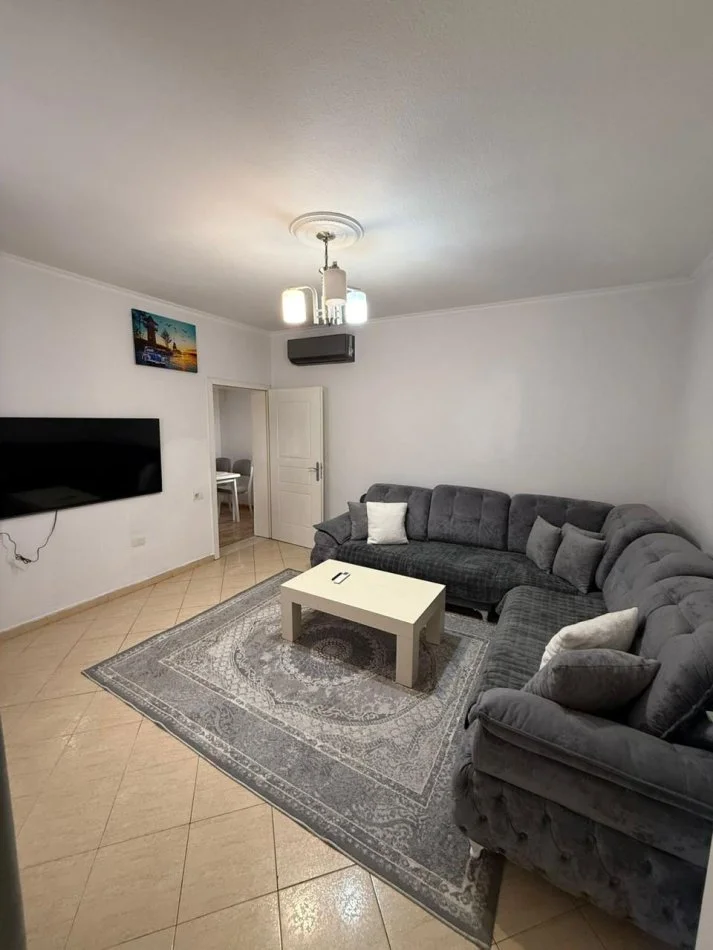 Tirane, jepet me qera Vile 4+1+Ballkon Kati 1, 200 m² 1.000 € (5 MAJI)