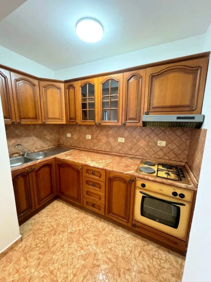 Tirane, affitto appartamento 1+1 Piano 5, 65 m² 400 € (Piazza Kinostudio)