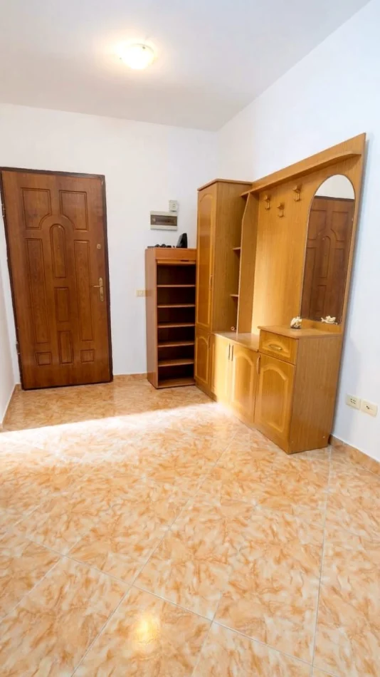 Tirane, affitto appartamento 1+1 Piano 5, 65 m² 400 € (Piazza Kinostudio)