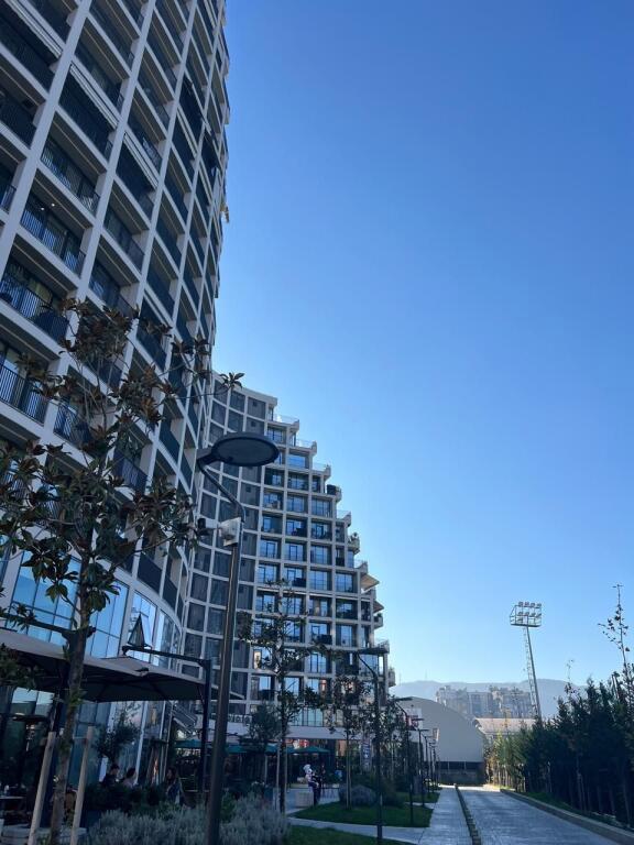 🏢 JEPET ME QIRA | Ambient Biznesi – Lake View