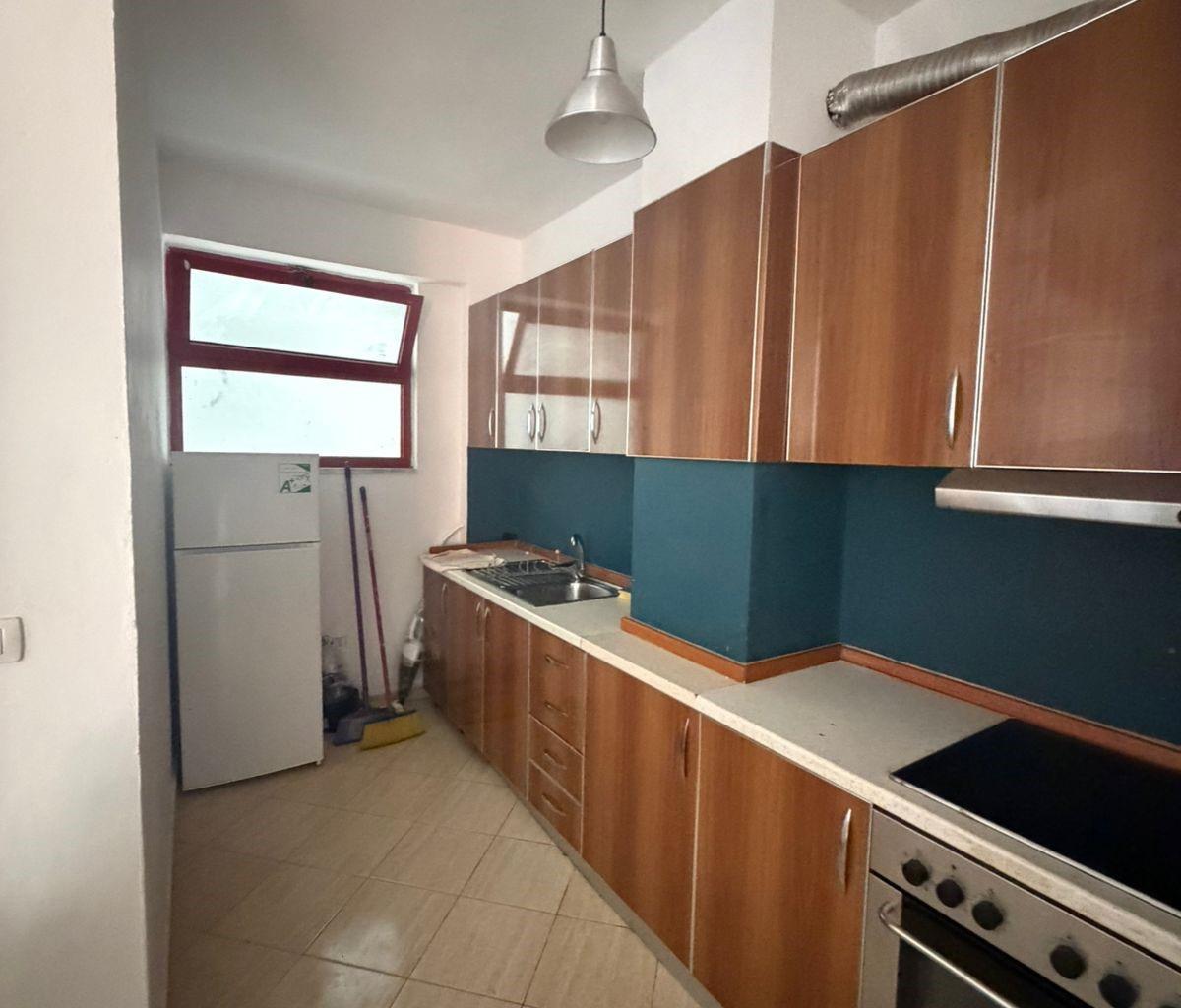 Jepet me qera apartament 2+1+2 ballkone te Ambulanca