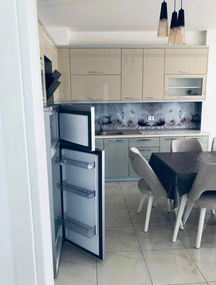 Tirana, affitto appartamento 2+1 Piano 2, 105 m² 700 € (Selvia)