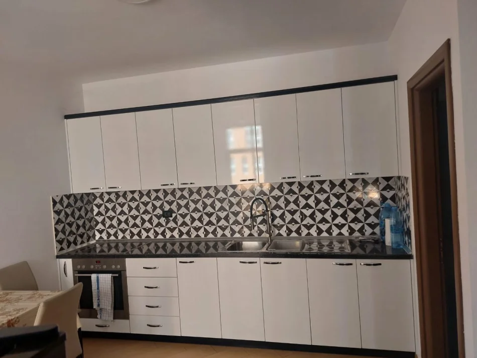 Tirane, Apartment 2+1 for Rent, Second Floor, 98 m², €450 (Vila L)