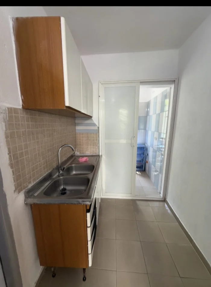 Tirane, jepet me qera apartament 1+1 Kati 1, 40 m² 300 € (Mine Peza)
