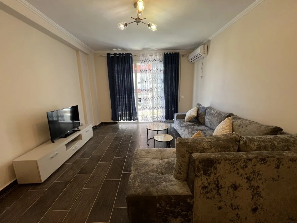 Tirane, jepet me qera apartament 2+1+Ballkon Kati 4, 110 m² 450 € (YZBERISHT)