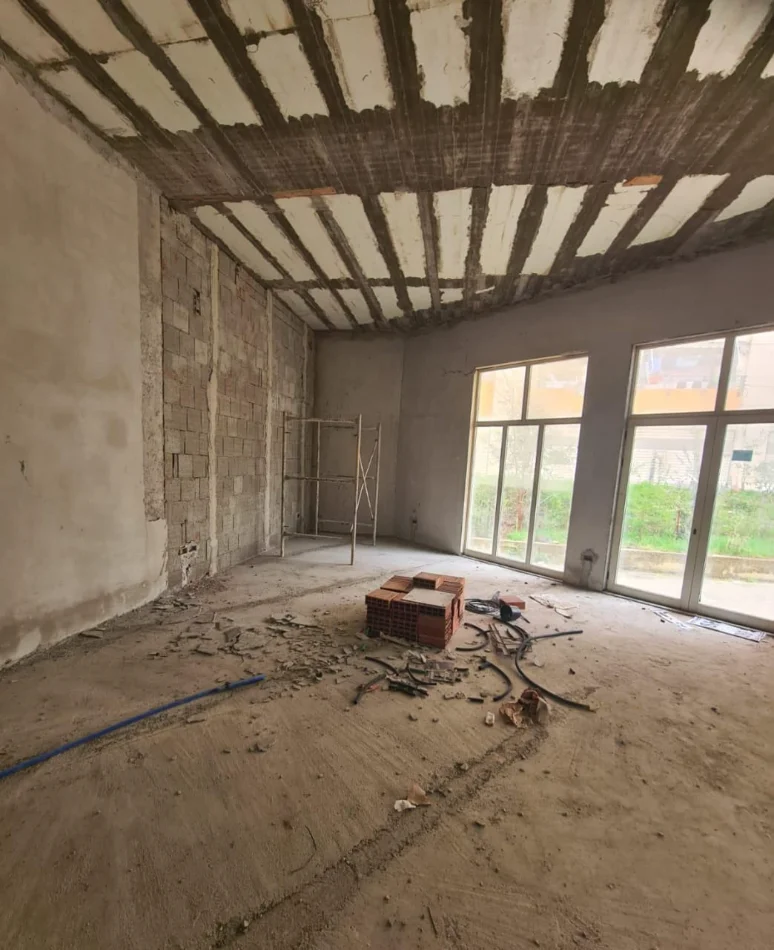 Tirane, shitet dyqan Kati 0, 120 m² 270.000 € (LIQENI THATE)