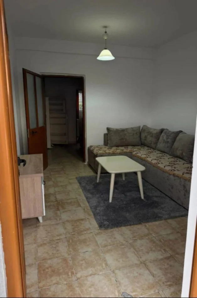 Tirane, jepet me qera apartament 1+1 Kati 1, 50 m² 300 € (Allias)