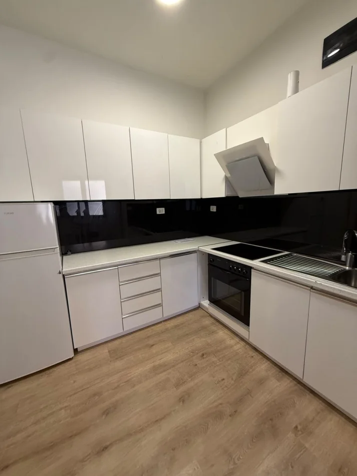 Tirane, jepet me qera apartament 1+1 Kati 1, 50 m² 500 € (The New Bazaar)