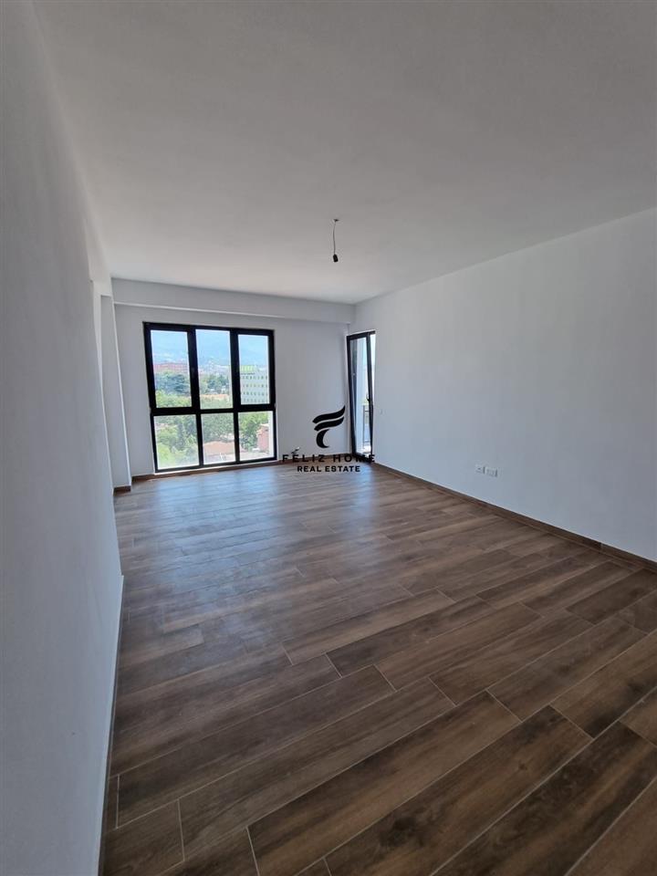 AMBIENT BINZNESI ME QERA 230 M2 FARMACIA 10 1500 EURO