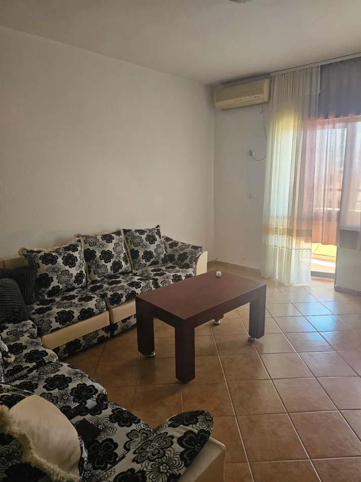 Tirane, jepet me qera apartament 1+1 Kati 4, 74 m² 400 € (Rruga Jordan Misja)