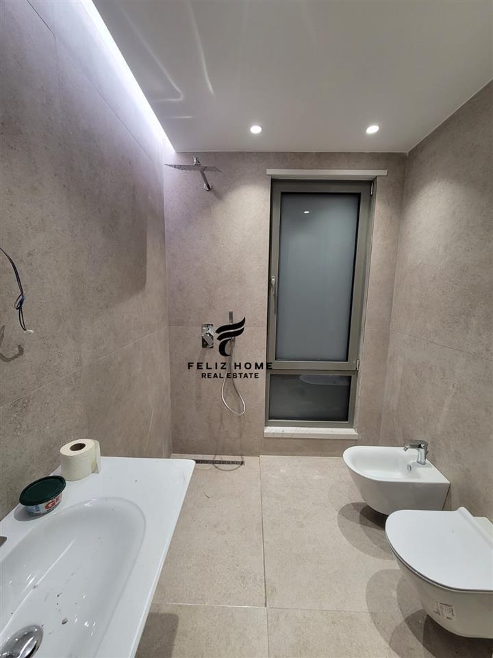 Commercial Space for Rent 96 m2, Durrës Street, 1300 Euro