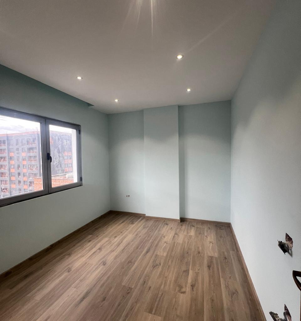 ZYRE ME QERA 160 M2 PAZARI I RI 1.500 EURO