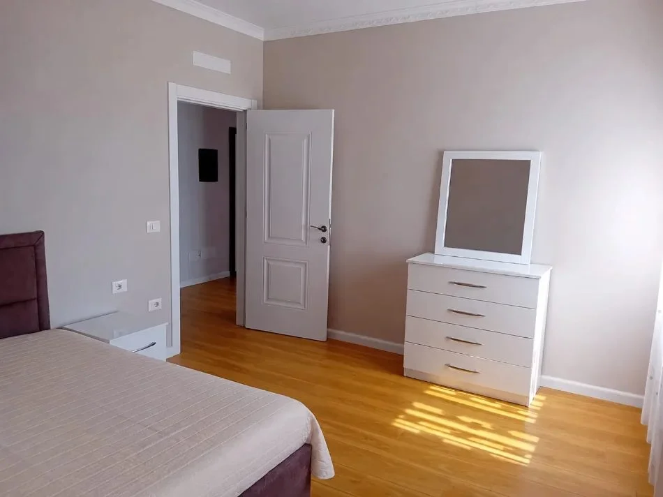 Tirane, Apartment 2+1 for Rent, 3rd Floor, 100 m², €350 ("Ibrahim Rugova" High School)