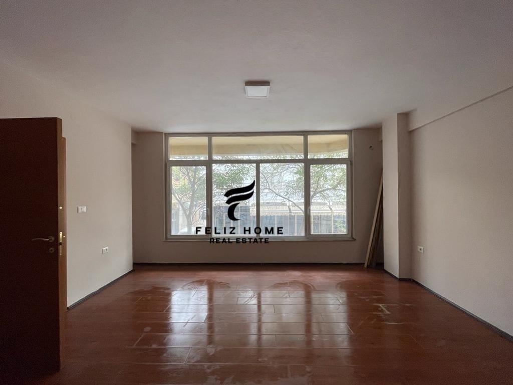 ZYRE ME QERA 80 M2 RRUGA MINE PEZA 700 EURO