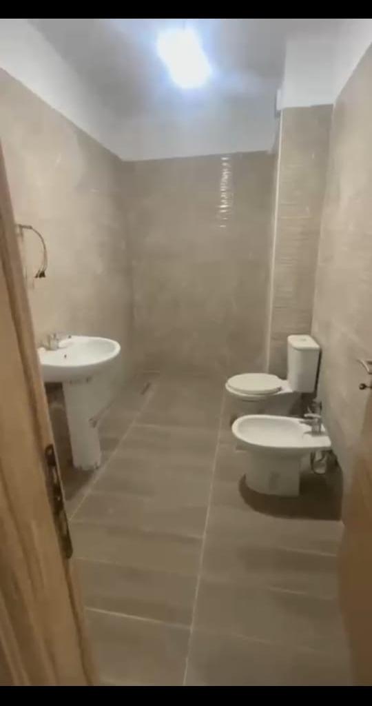Zyra con Quota di 100 m², 5 piani, 45.000 LEKE