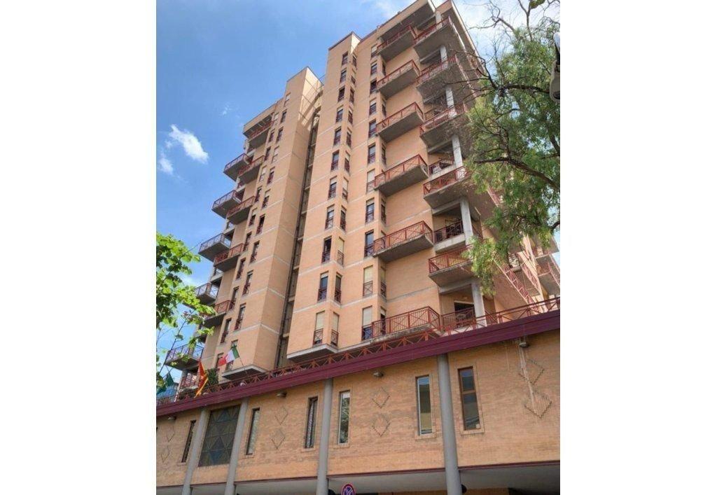 Commercial Space with Storefront 96 m2 City Center 170,000 LEK