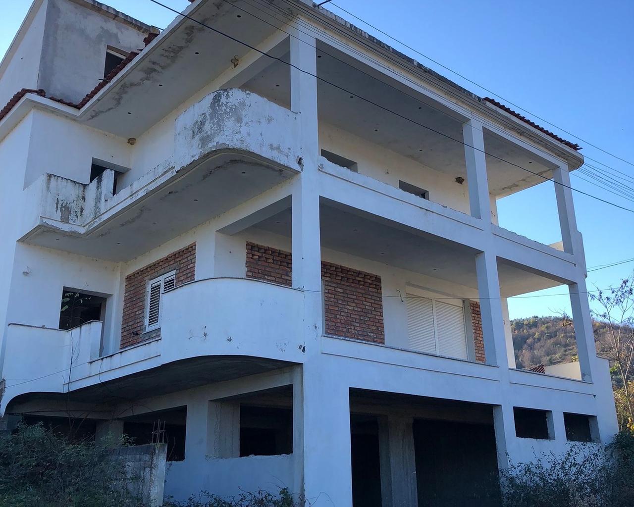 Shitet shtëpi 3-katëshe me truall 1 dynym – Valas, Elbasan