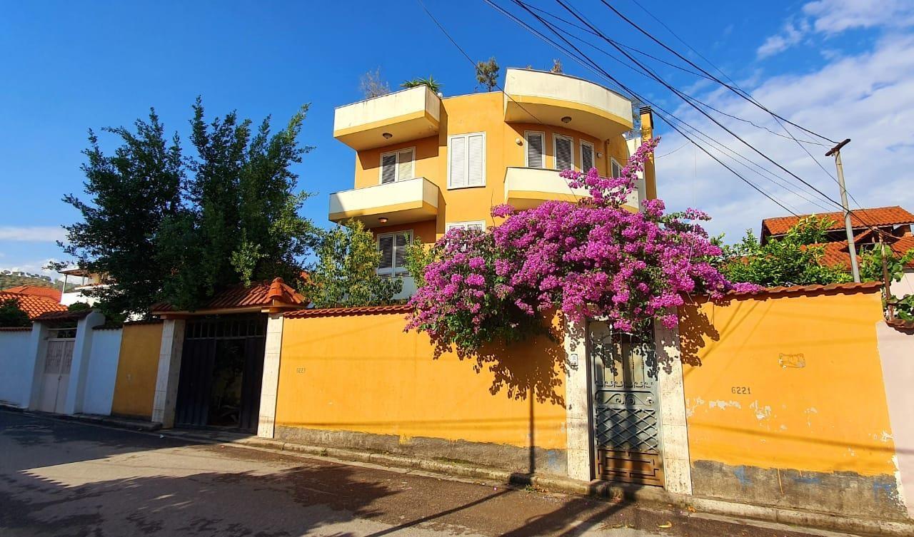 OKAZION- shitet vile 3 kat dhe truall 300 m2 ne Elbasan.