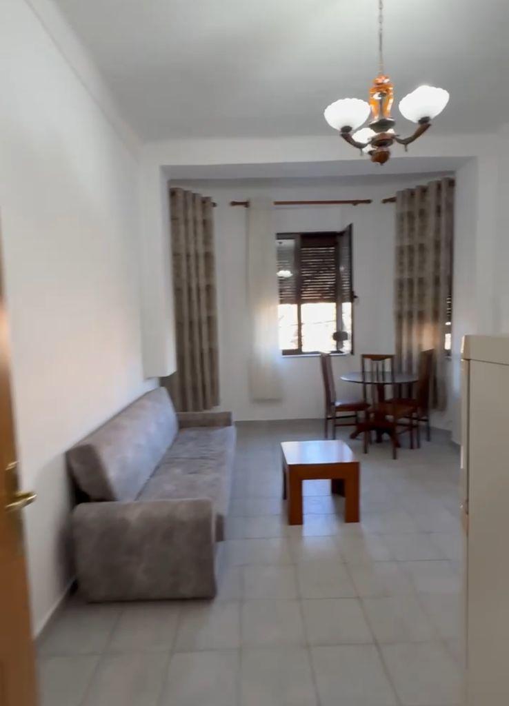 Commercial Store for Rent 50 m² Building 60,000 LEK