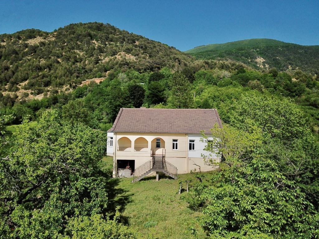 Toke 3.900 m² e casa private 162 m² + 80 m² tavernë