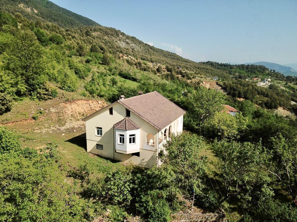 Toke 3.900 m² dhe shtepi private 162 m ² + 80 m² bodrum