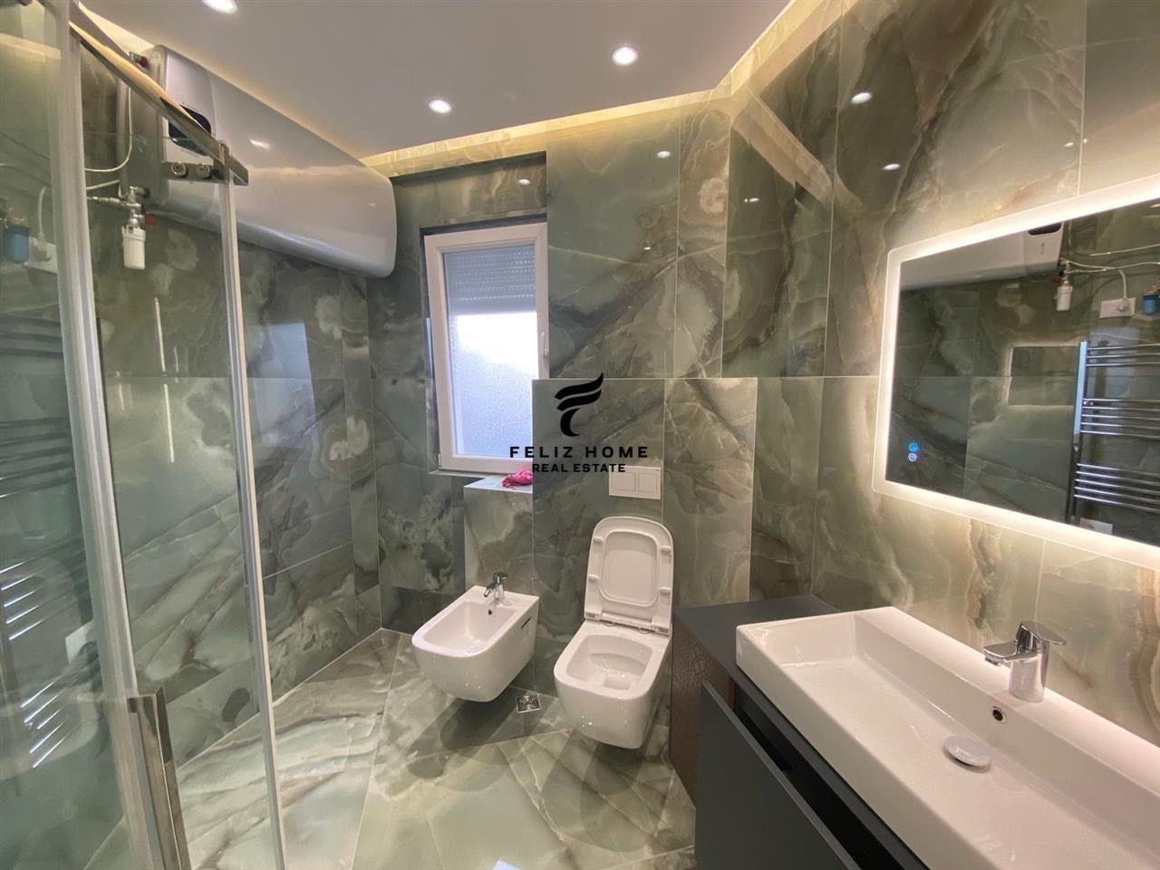 Commercial Space for Rent 106 m2, Mine Peza Street, 1000 Euro
