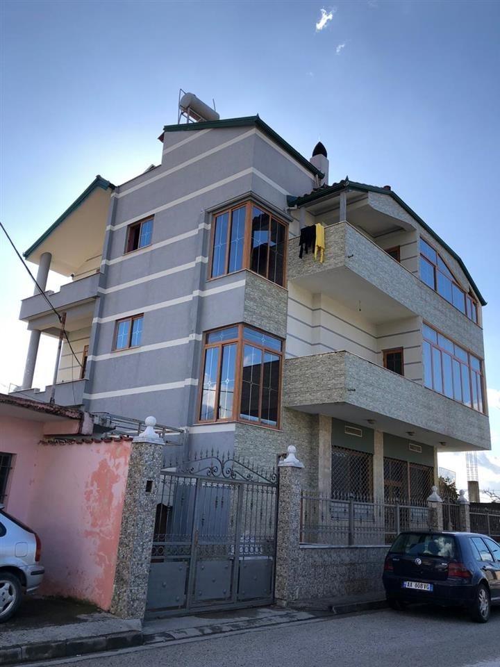 Vendesi villa a 3 piani nel quartiere 5 Maj Elbasan
