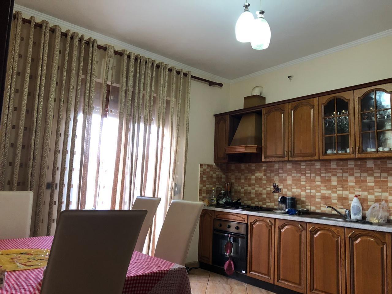 Vendesi villa a 3 piani nel quartiere 5 Maj Elbasan