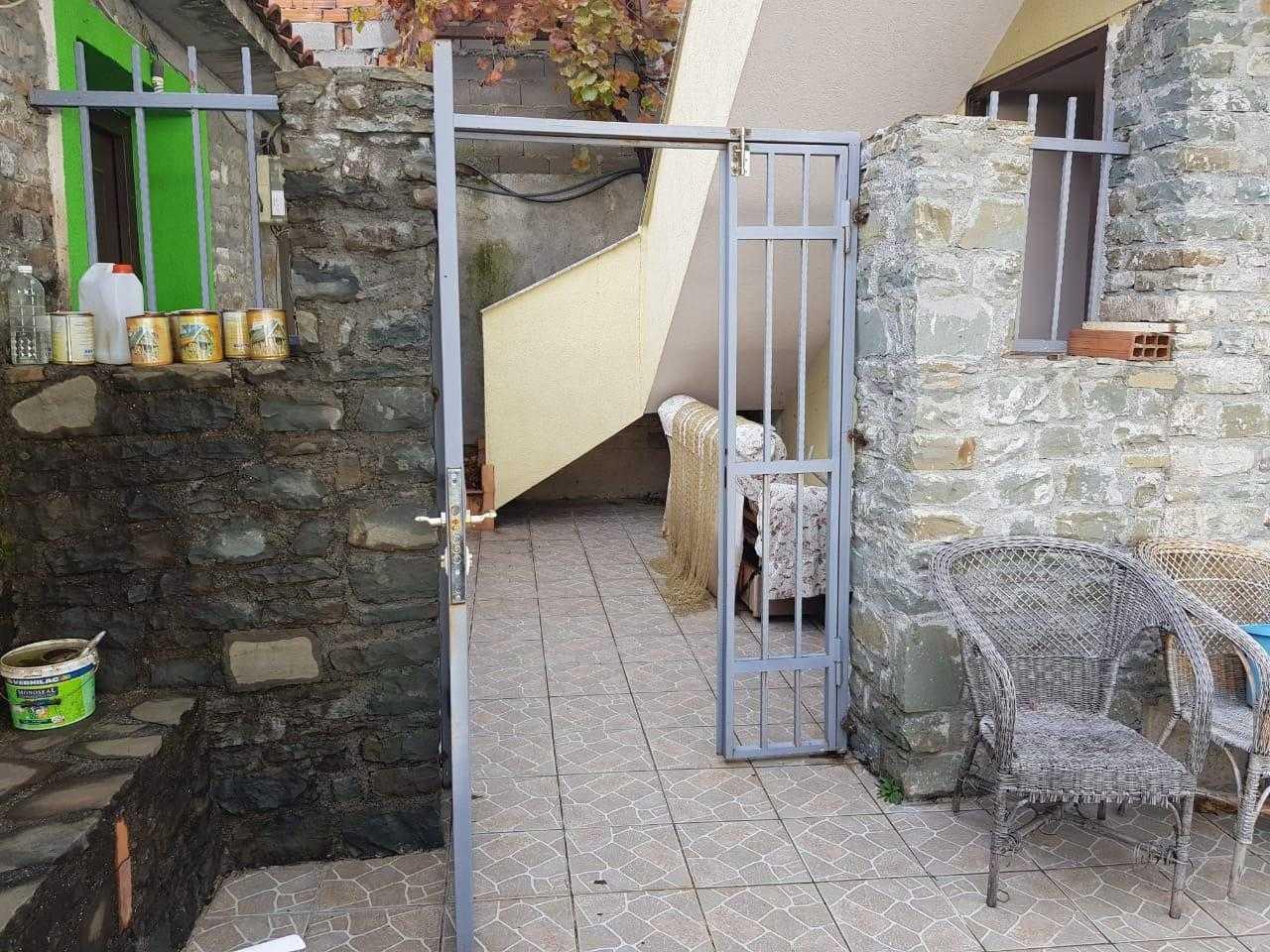 Shiten 2 vila 2-katëshe në Godolesh, Elbasan.